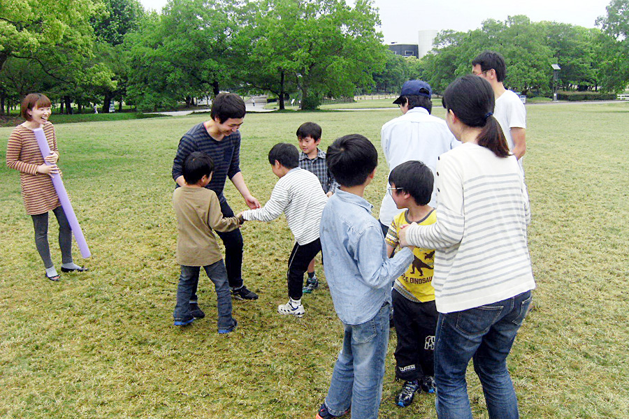 友達と楽しいく過ごす笑顔の子どものイメージ