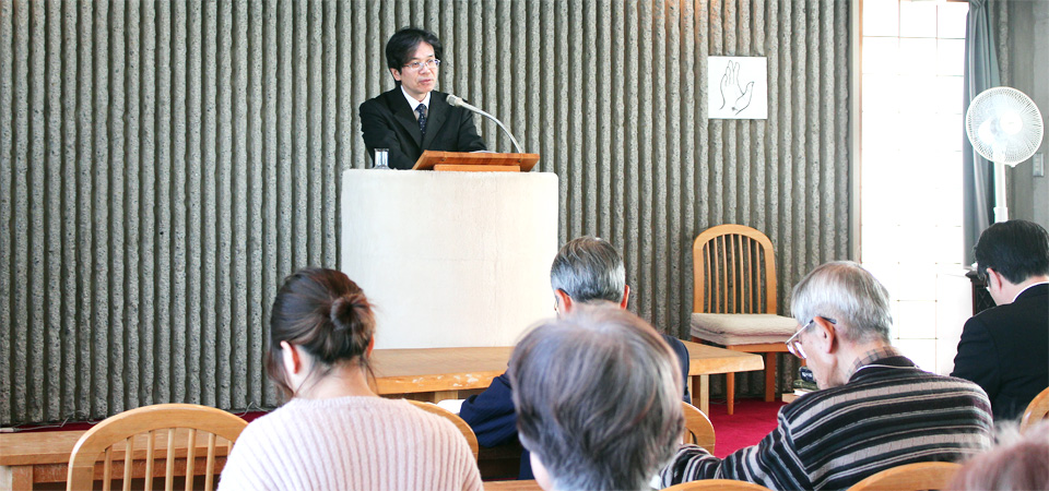 日曜礼拝で説教をおこなう吉田謙牧師の写真